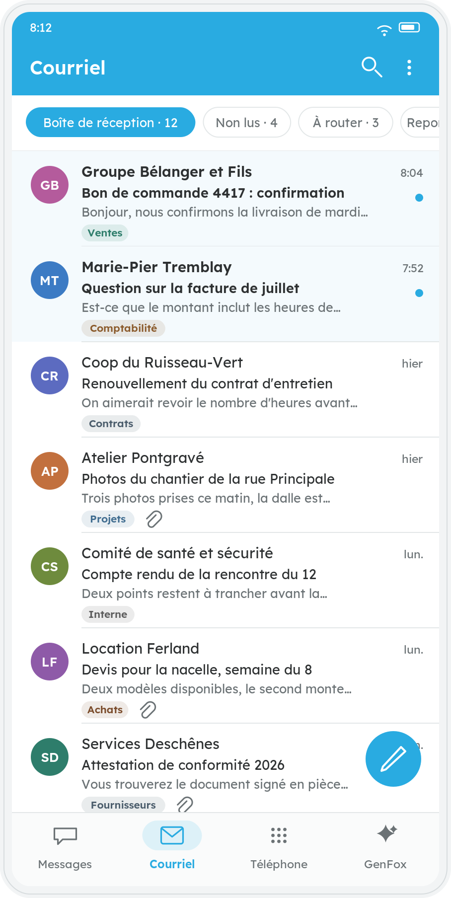 Boîte de réception de l'application sur un téléphone Android : la liste des courriels avec l'expéditeur, l'objet et un aperçu, une pastille de catégorie sur chaque message, et les onglets Messages, Courriel, Téléphone et GenFox au bas de l'écran.