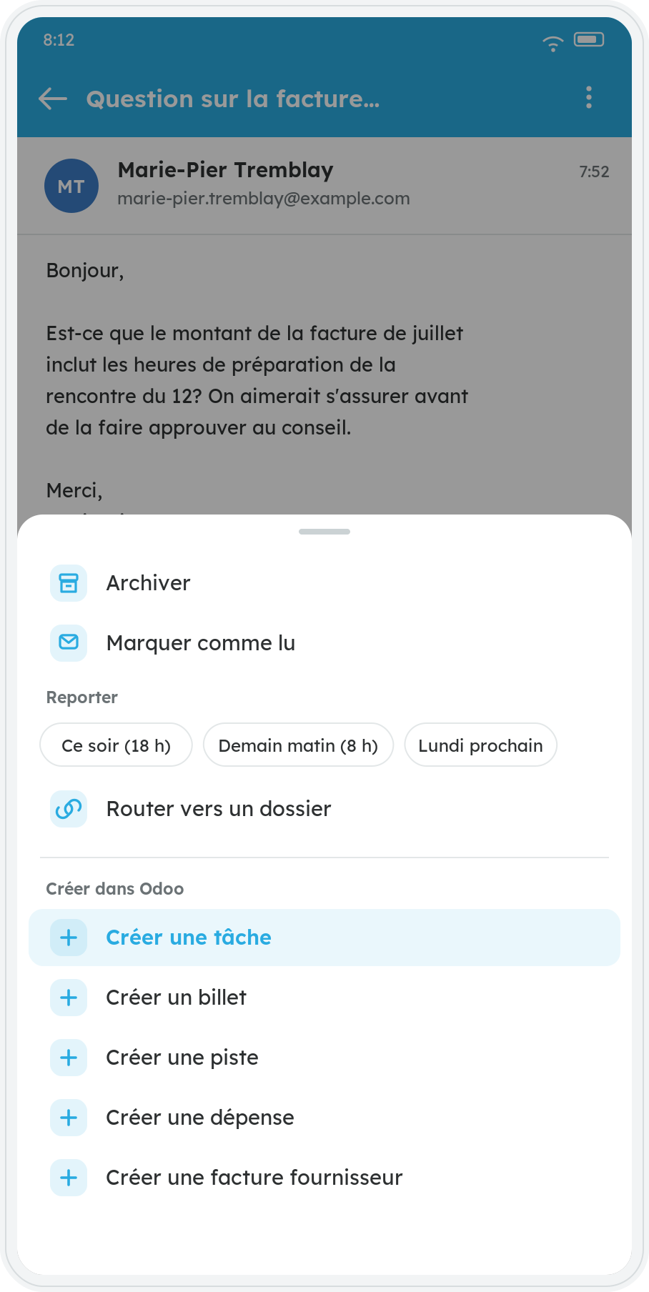 Un courriel ouvert dans l'application, la feuille d'actions déployée par-dessus : Archiver, Marquer comme lu, les reports, Router vers un dossier, puis une section « Créer dans Odoo » où « Créer une tâche » est mis en évidence.