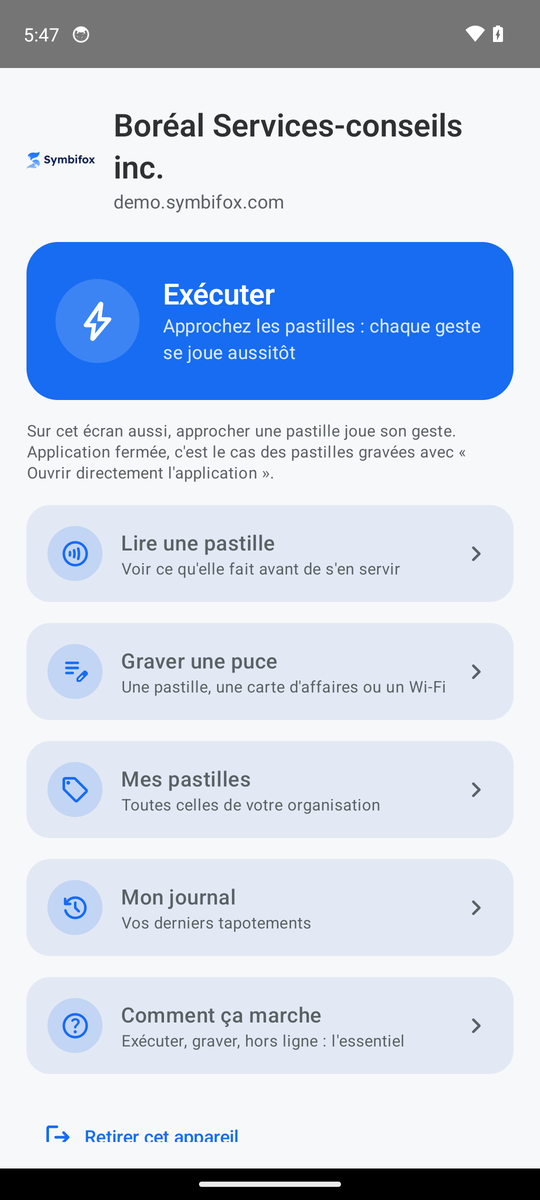 L'écran d'accueil de l'application Pastilles, sur un téléphone Android. Un grand bouton « Exécuter » invite à approcher une pastille pour que son geste se joue aussitôt, suivi des entrées Lire une pastille, Graver une puce, Mes pastilles, Mon journal et Comment ça marche.